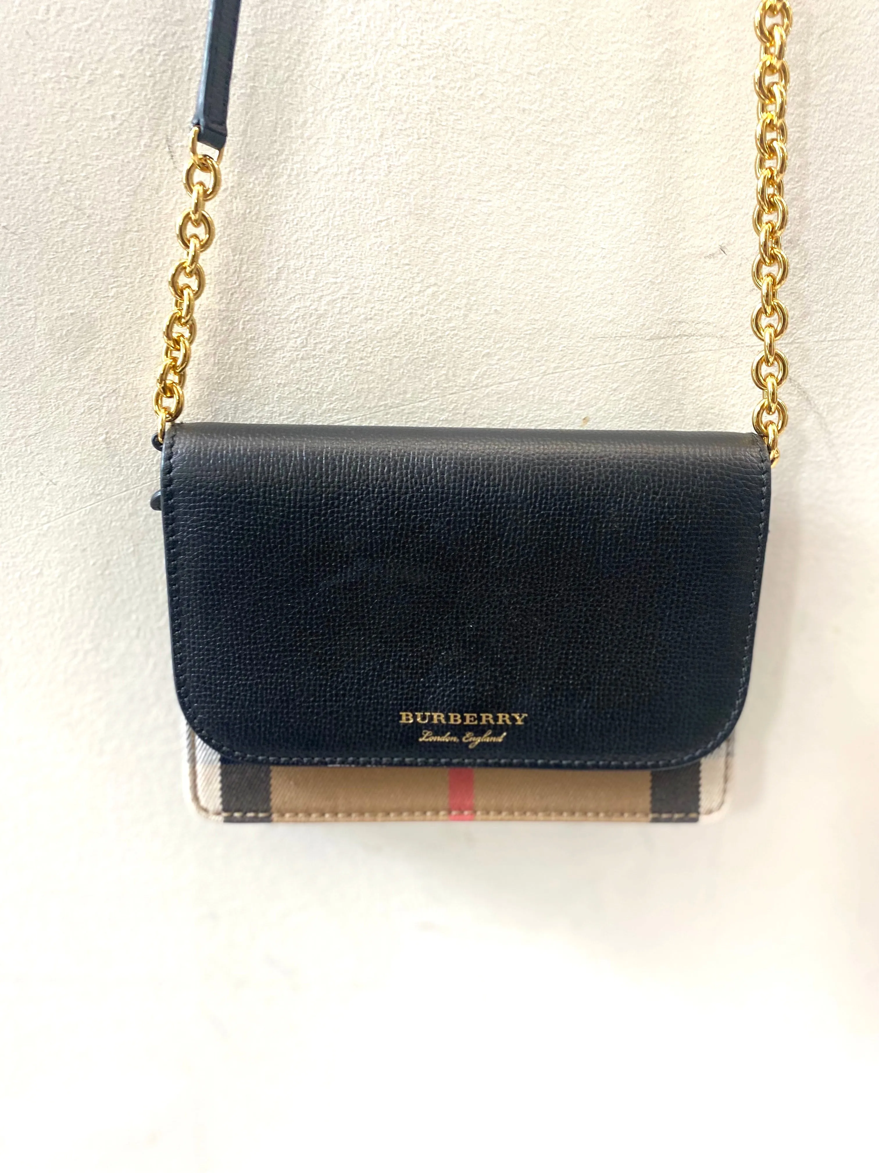 BURBERRY GRAINED CALFSKIN HOUSE CHECK HAMPSHIRE WALLET ON CHAIN